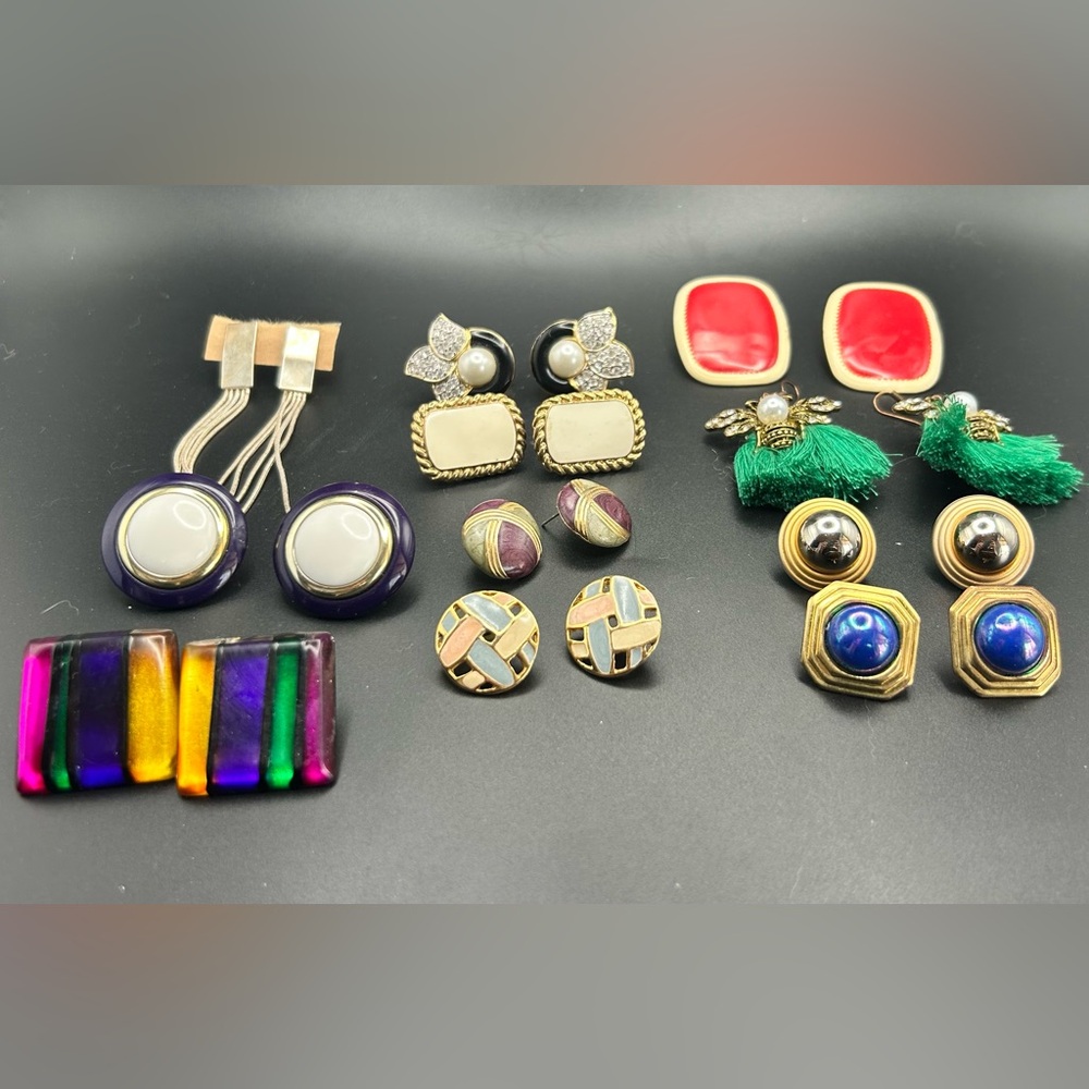 Assorted 11 pairs of Vintage earrings.
